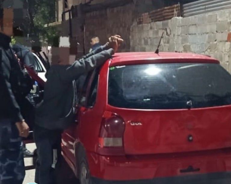 Robó un auto en Trelew y lo llevaba “a pulso”: lo detuvieron con la llave en el bolsillo