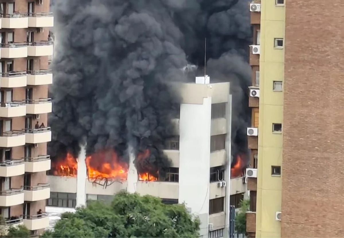 Feroz incendio en una obra social de Córdoba