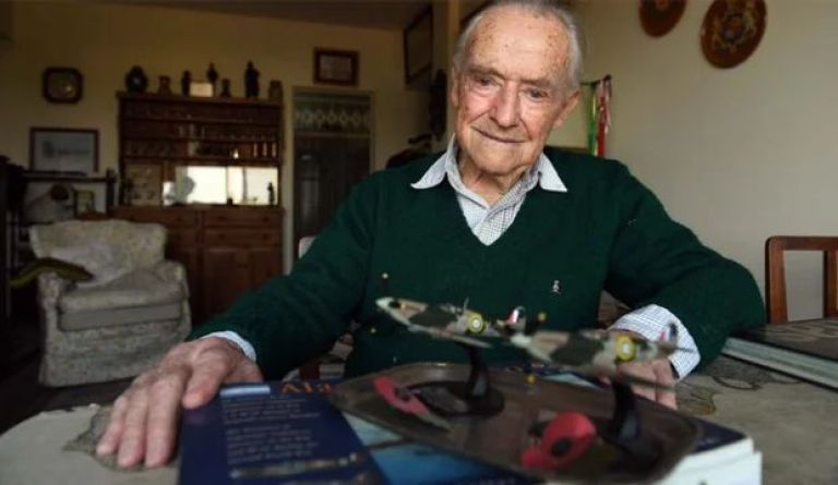 A los 107 años murió Ronnie Scott, el piloto argentino que combatió contra Hitler