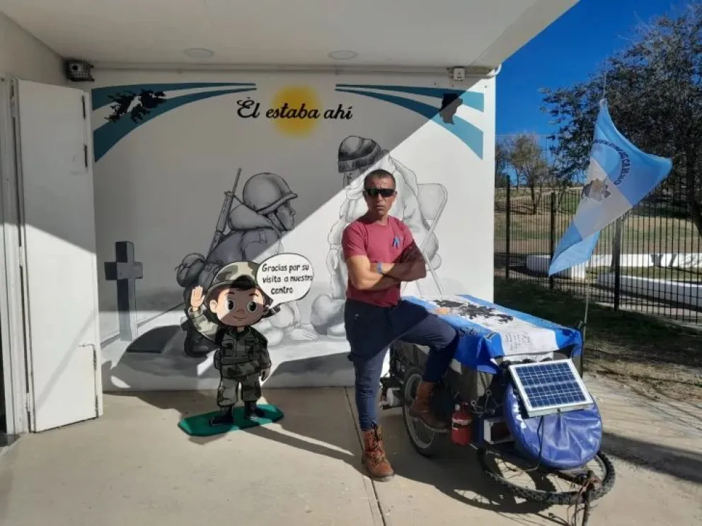 Un veterano de Malvinas pedalea por Argentina para honrar a los caídos 