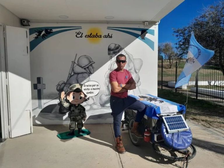 Un veterano de Malvinas pedalea por Argentina para honrar a los caídos 