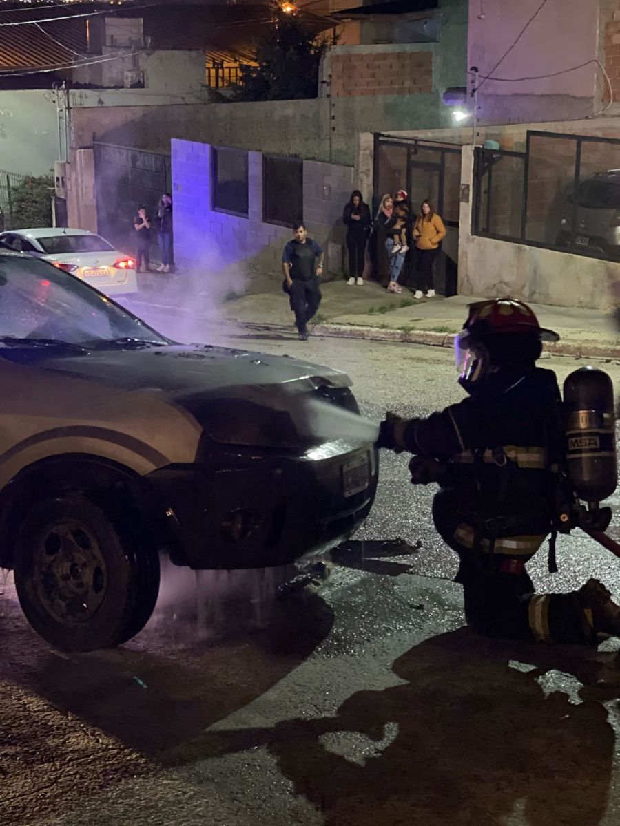 Una falla mecánica desató el incendio de un vehículo en el barrio Los Nogales 