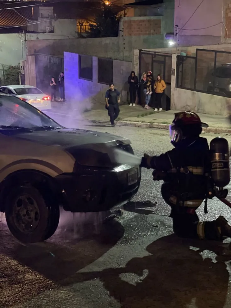 Una falla mecánica desató el incendio de un vehículo en el barrio Los Nogales 