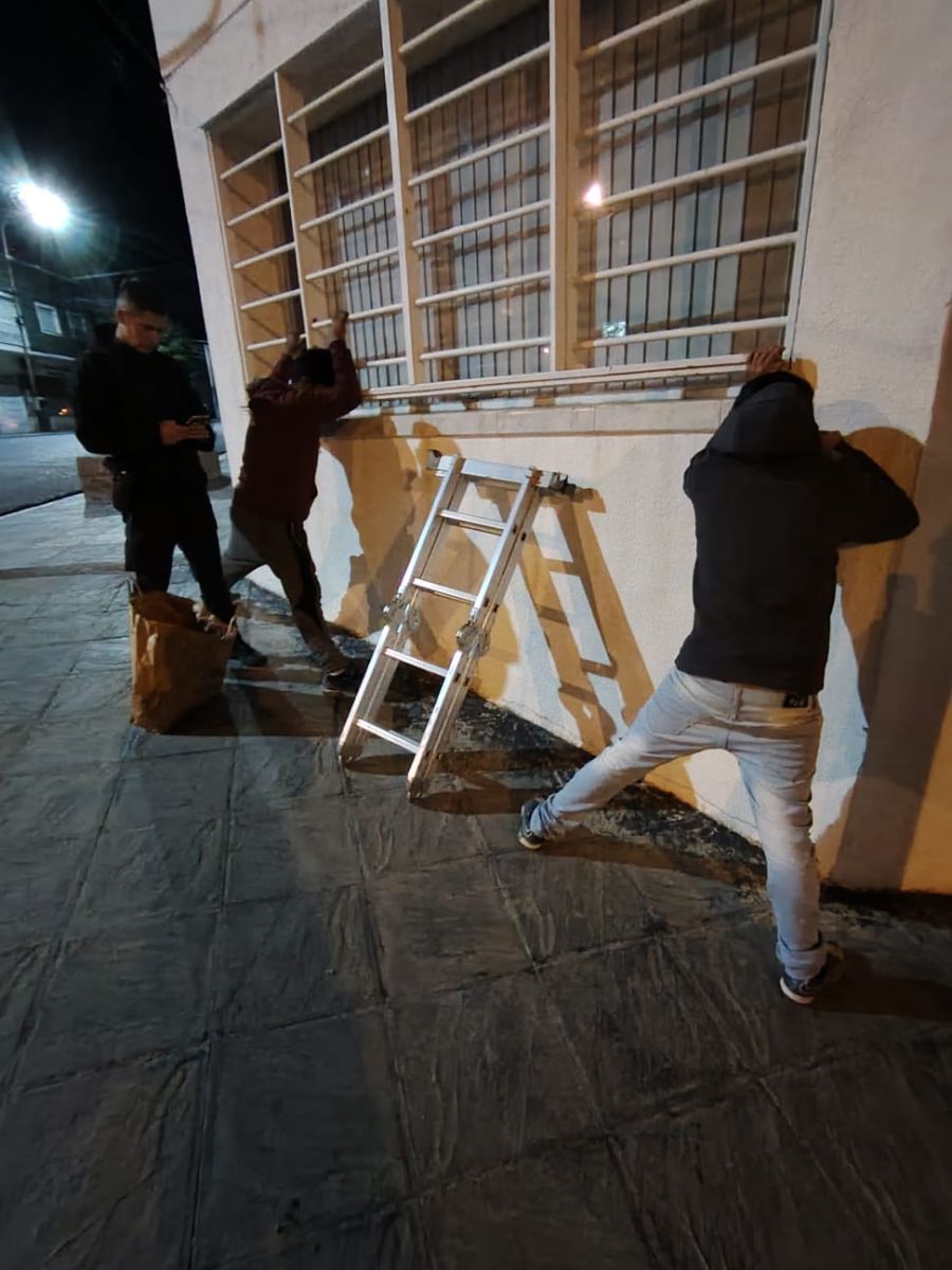Intentaron robar una escalera en el centro y terminaron detenidos