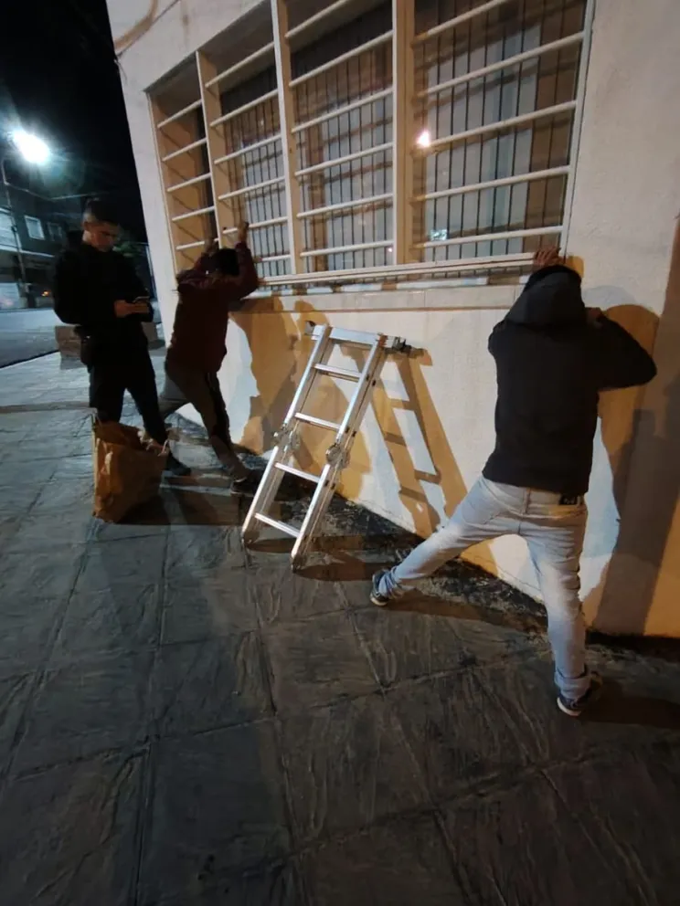 Intentaron robar una escalera en el centro y terminaron detenidos