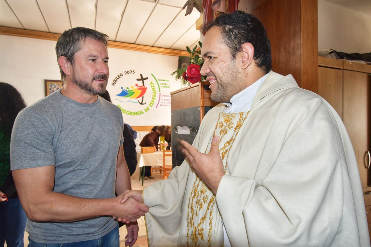 El intendente Merino asistió a la misa de Resurrección en la parroquia San Pedro y San Pablo de Trelew.
