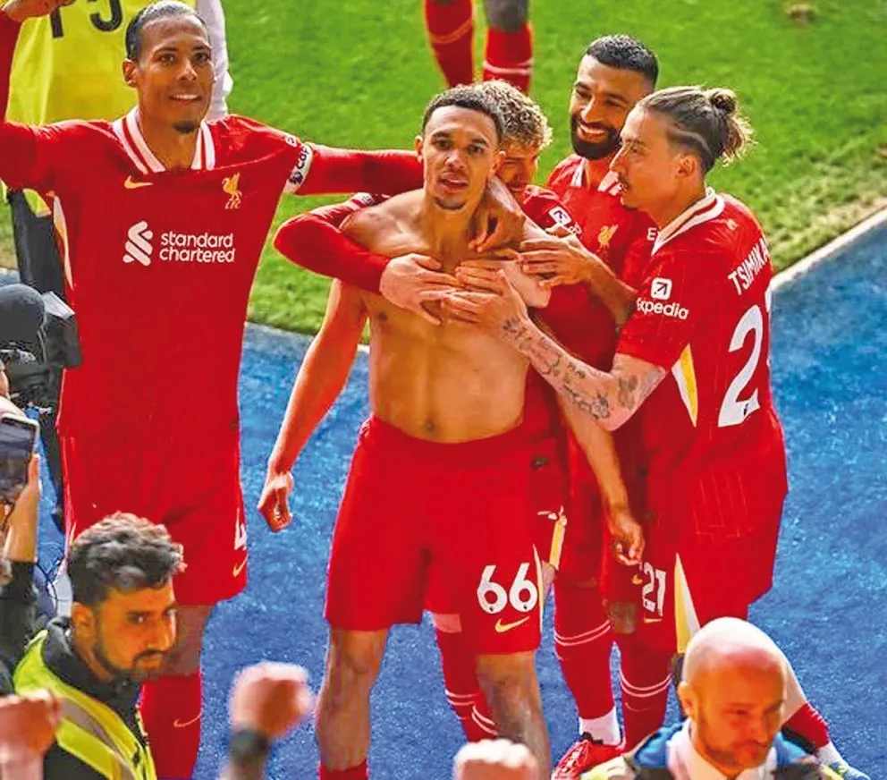 Liverpool venció al Leicester y acaricia la Premier League