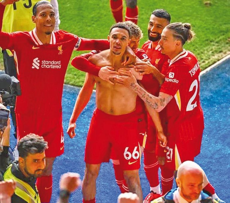 Liverpool venció al Leicester y acaricia la Premier League Liverpool venció al Leicester y acaricia la Premier League