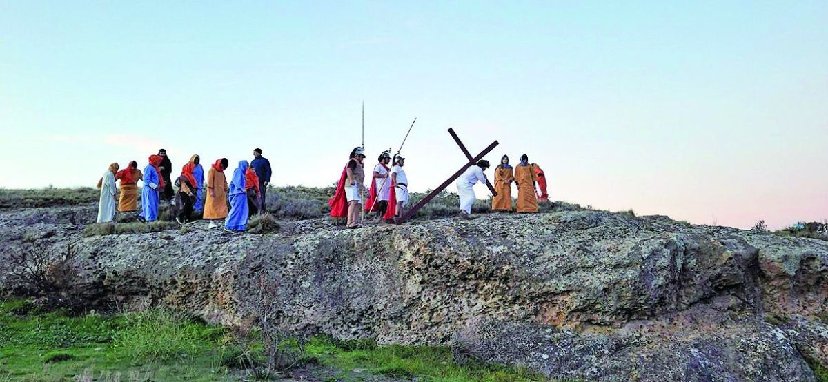 Emotiva celebración del Vía Crucis en la Sociedad Rural de Puerto Deseado