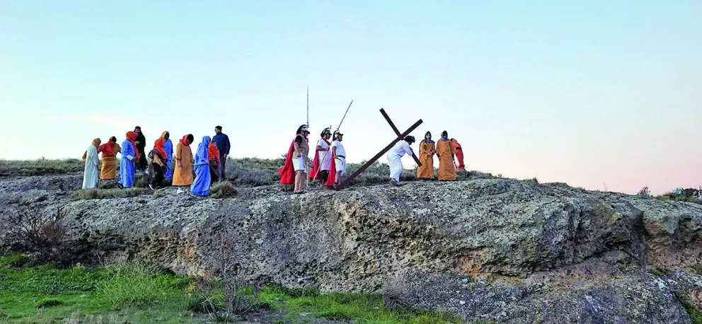 Emotiva celebración del Vía Crucis en la Sociedad Rural de Puerto Deseado