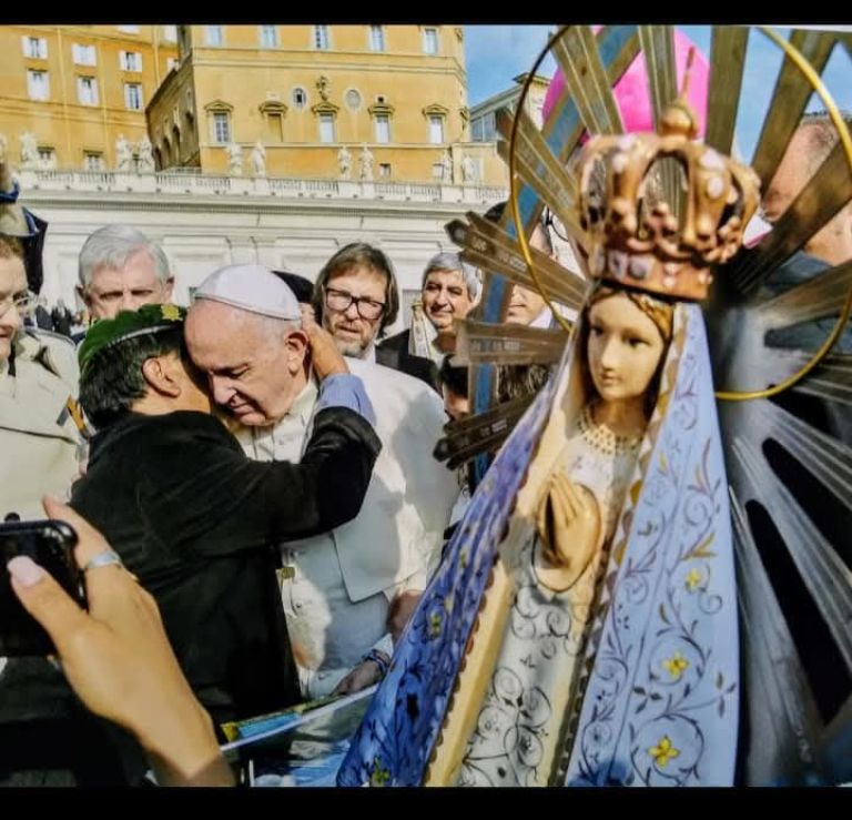 Francisco recuperó la Virgen de Luján que llevaba Argentina en Malvinas y fue portada por un comodorense 