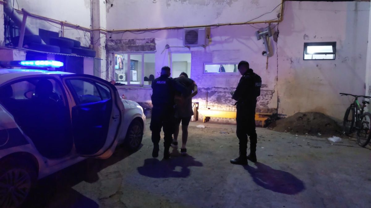 Violento episodio en barrio Pueyrredón: dos jóvenes detenidos tras agredir a policías