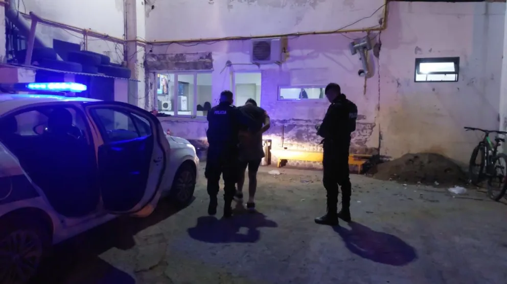 Violento episodio en barrio Pueyrredón: dos jóvenes detenidos tras agredir a policías