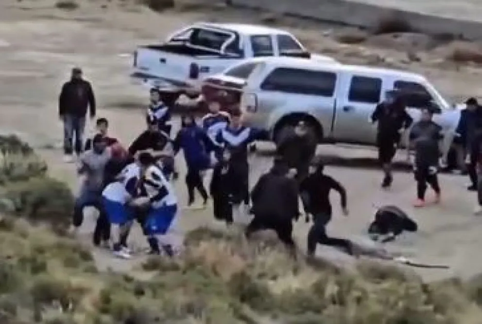 Brutal pelea en la Liga de Barrios: piñas, piedrazos y corridas