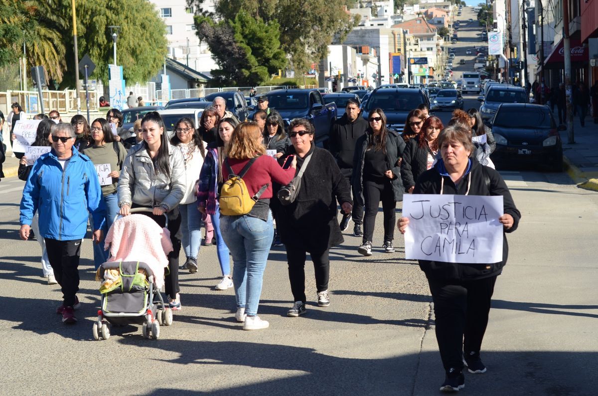 Marcharon y pidieron que sea detenido el sujeto que agredió brutalmente a su expareja en barrio Standard
