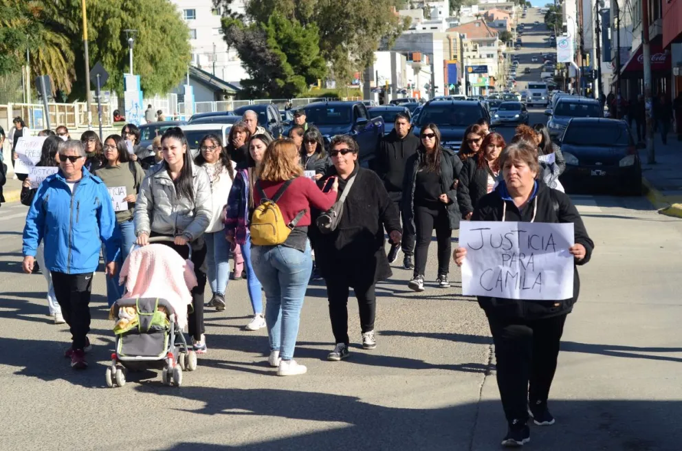 Marcharon y pidieron que sea detenido el sujeto que agredió brutalmente a su expareja en barrio Standard