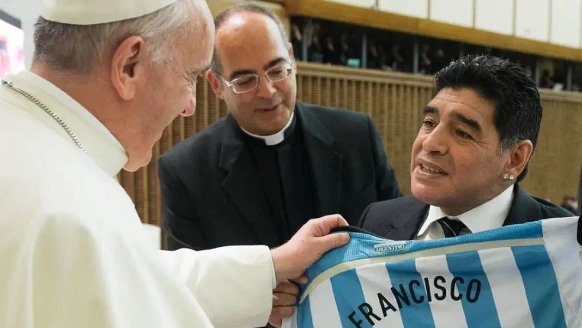 El día que Maradona y el Papa Francisco sellaron la paz