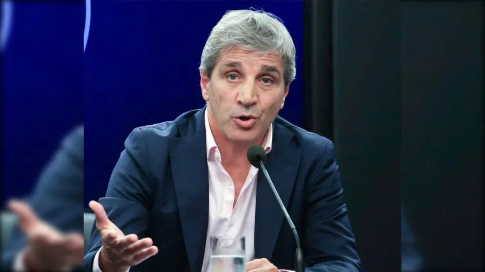 Caputo anticipó medidas para fomentar el uso de dólares y remonetizar la economía