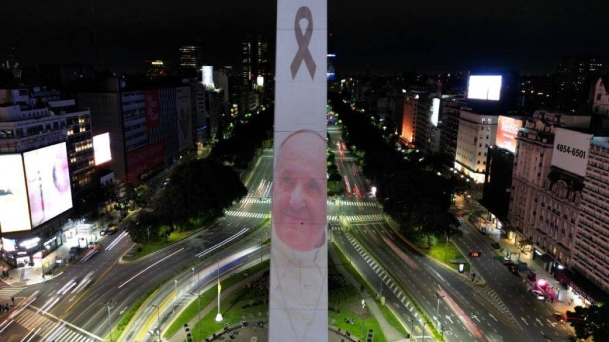 Monumentos icónicos del mundo rindieron homenaje al papa Francisco