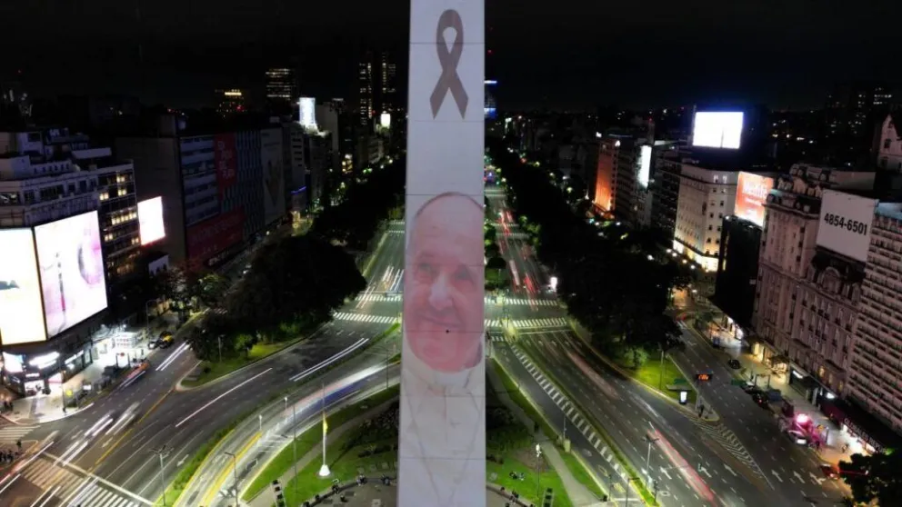 Monumentos icónicos del mundo rindieron homenaje al papa Francisco