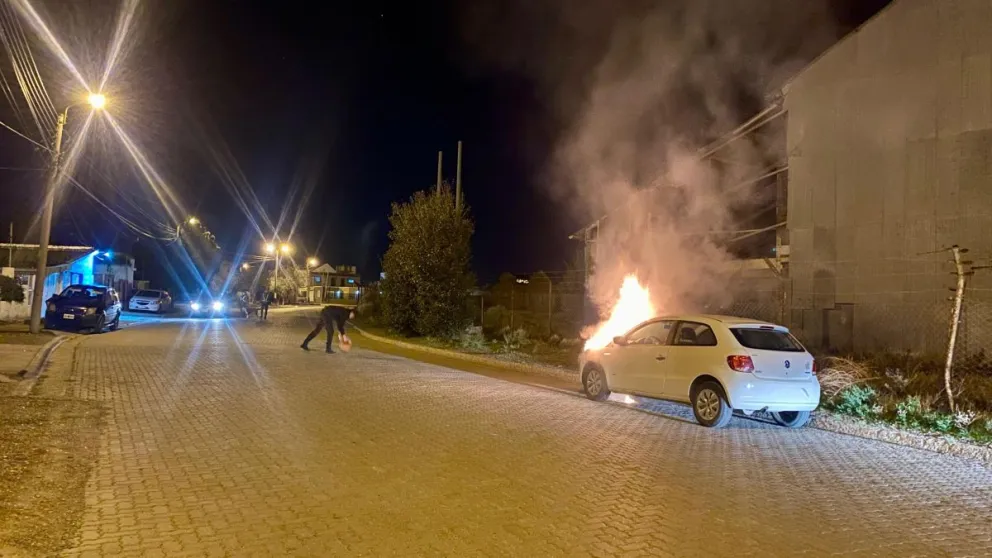 Explosión e incendio de un auto en Km 8: una falla mecánica sería la causa