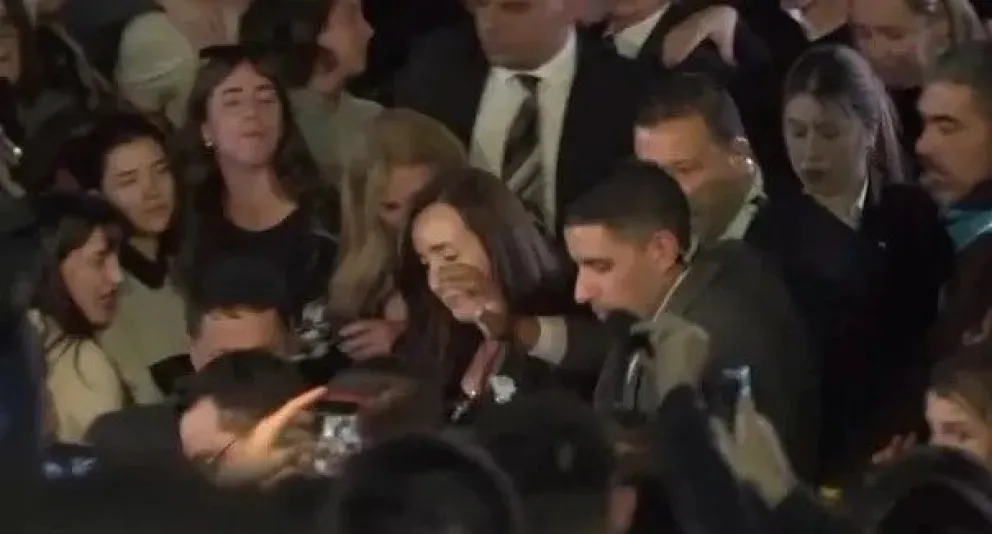 Victoria Villarruel fue abucheada al salir del homenaje al Papa