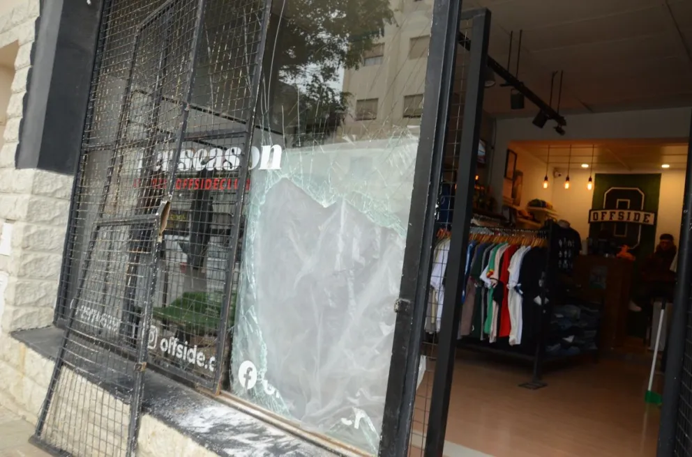 Rompieron el vidrio de un local céntrico y se llevaron más de dos millones en mercadería