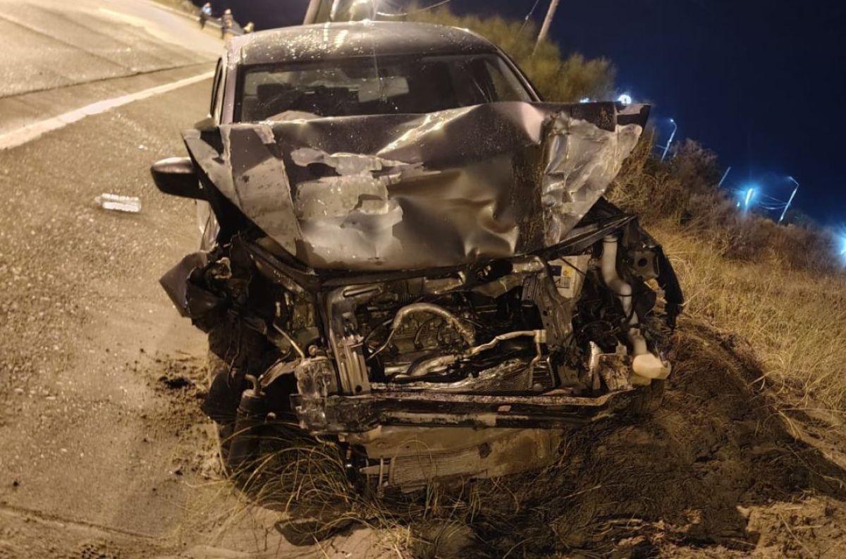 Grave choque: un joven quedó atrapado en su auto y fue rescatado por bomberos