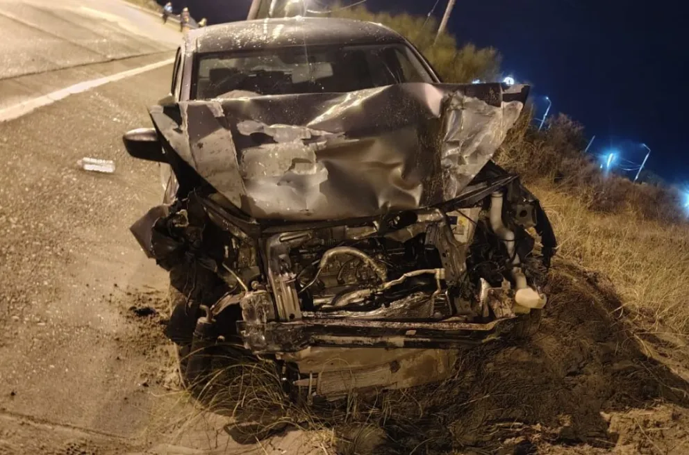 Grave choque: un joven quedó atrapado en su auto y fue rescatado por bomberos