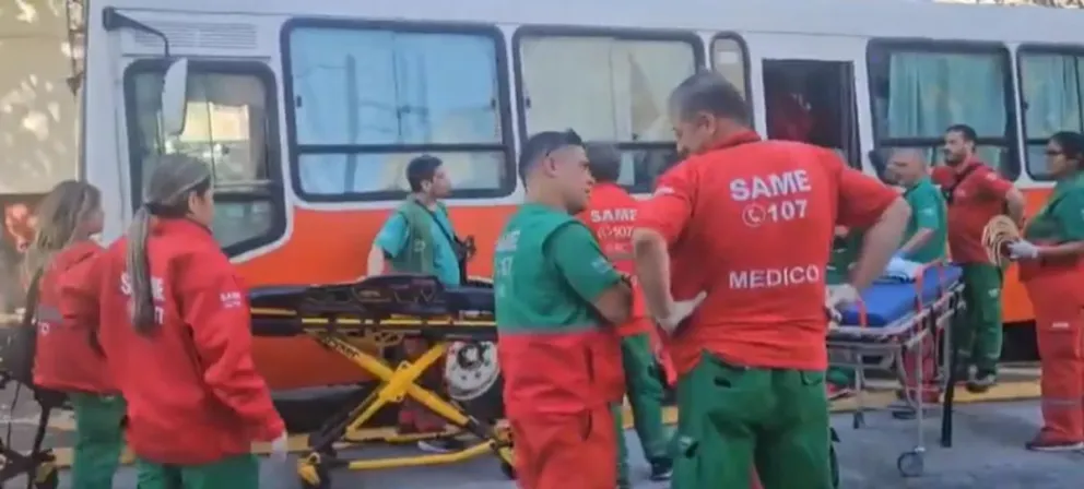 CABA: 14 niños heridos tras un choque entre un micro y un camión