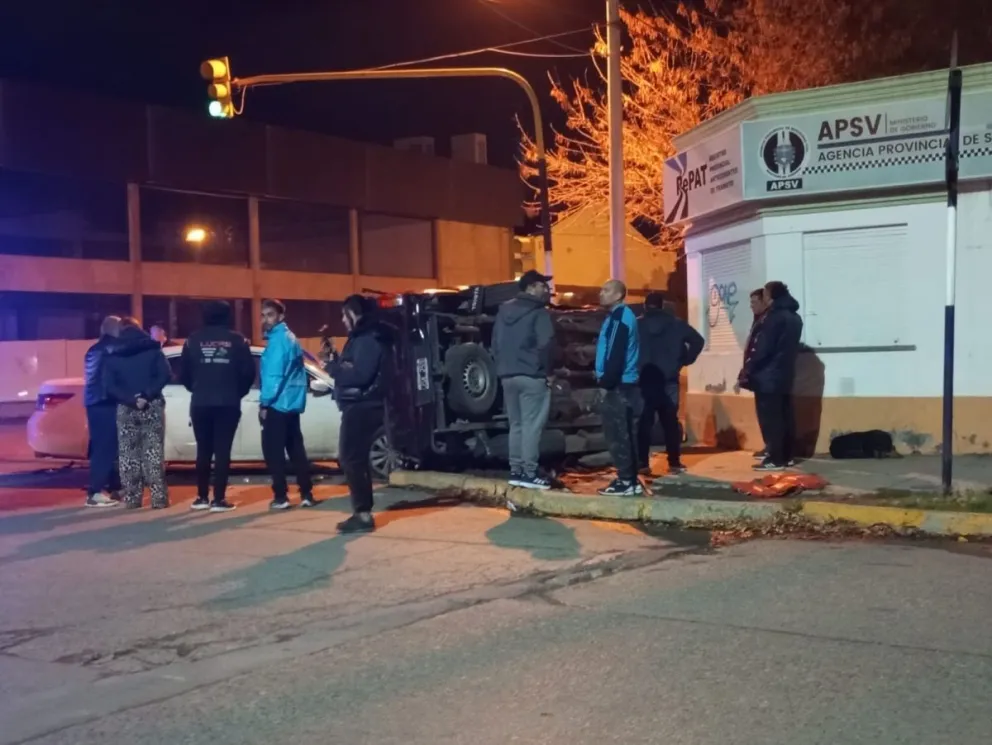 Volcó una camioneta en las puertas de la Agencia Provincial de Seguridad Vial. 