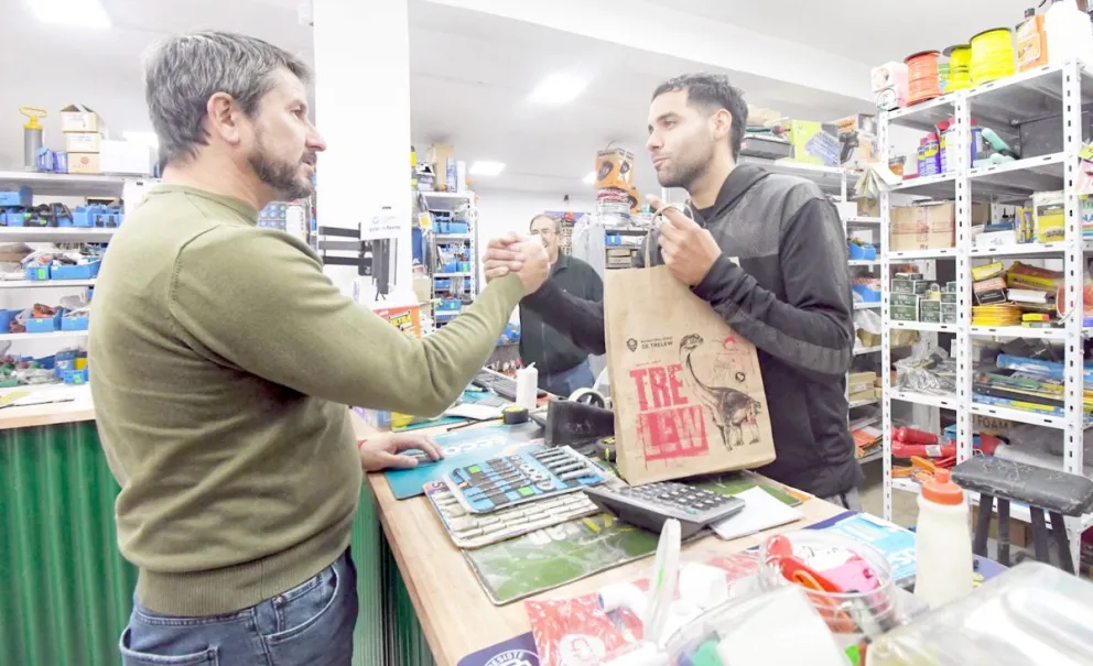 Merino recorrió nuevos comercios en Trelew y destacó el rol del sector privado