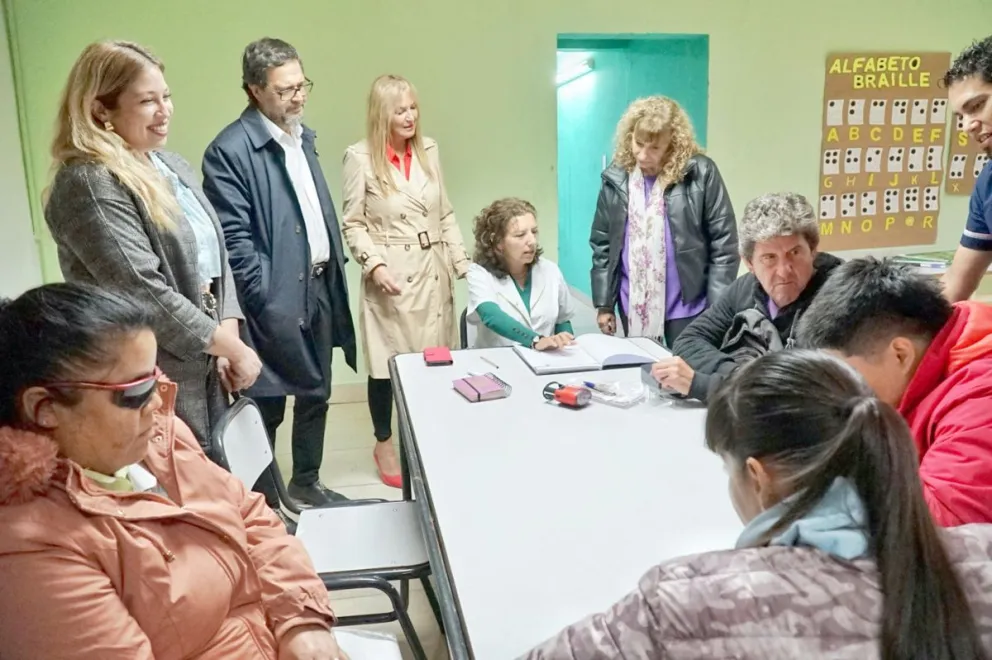 Rawson fortalece políticas de inclusión con el taller de braille y orientación y movilidad en el barrio Luis Vernet