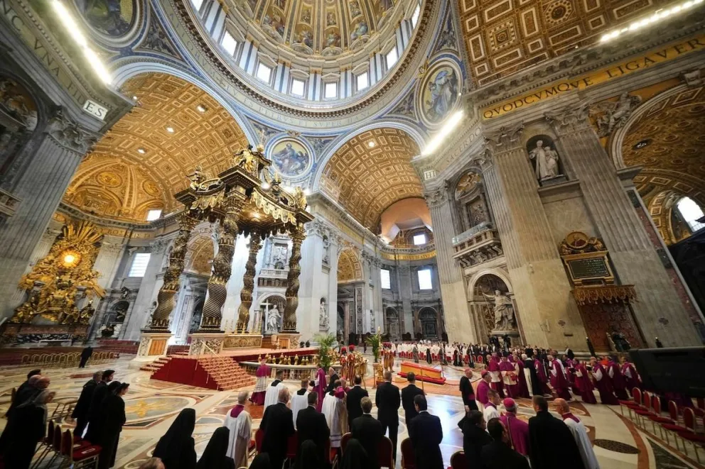 Miles de fieles dan su último adiós al papa Francisco en la basílica de San Pedro