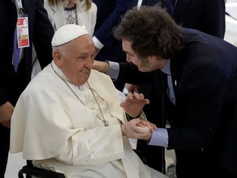 El presidente asegura haber cumplido la voluntad del papa Francisco.