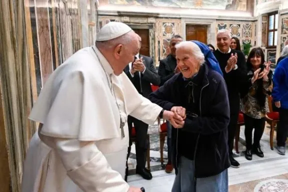 La monja que rompió el protocolo y conmovió a todos con su despedida en el funeral del Papa Francisco y su lazo con Argentina | Diario Crónica