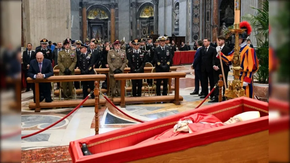 Multitud de fieles colmó la Basílica de San Pedro para despedir al papa Francisco