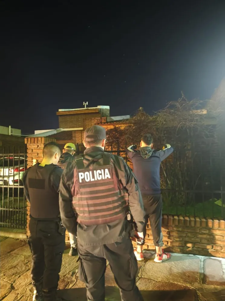 Detienen a dos sospechosos acusados de querer robar en una vivienda mientras el dueño dormía 