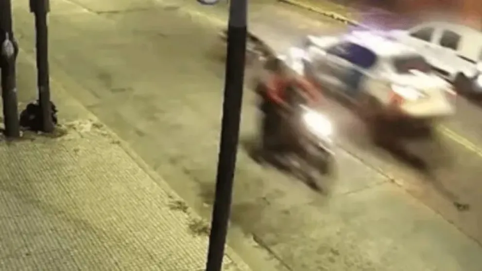 Motociclista muere tras colisión con patrullero que cruzó de carril en persecución policial