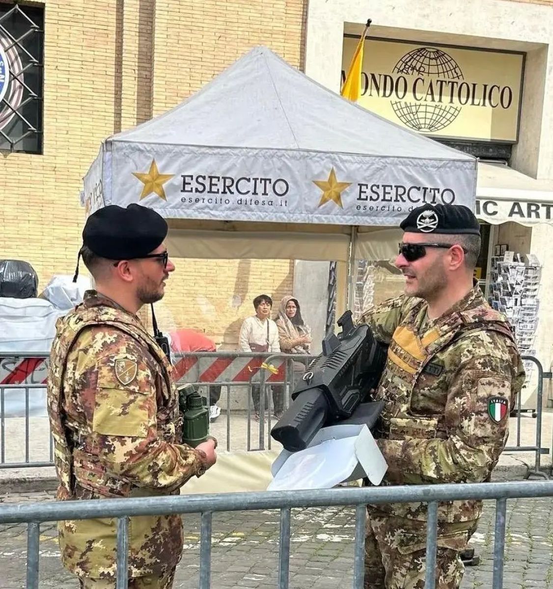 Máxima seguridad en el funeral del papa: cómo son los rifles antidrones que utiliza el ejército italiano para evitar atentados