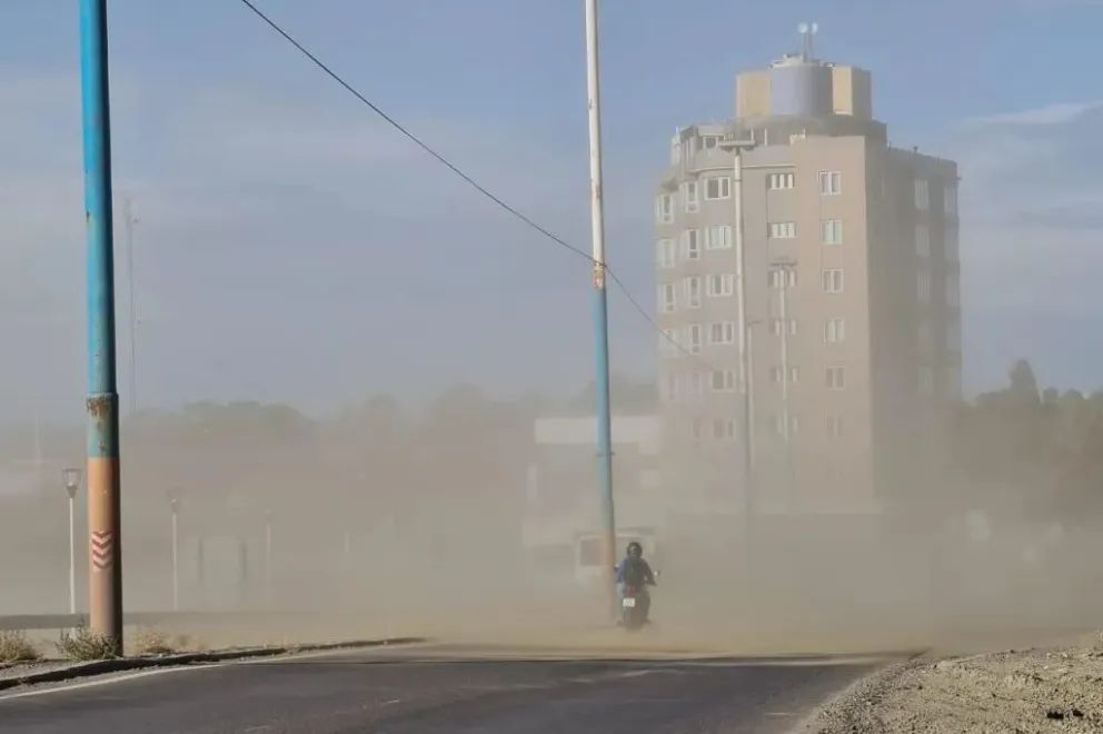 Más de 30 barrios sin luz y semáforos fuera de servicio por el temporal de viento en Comodoro