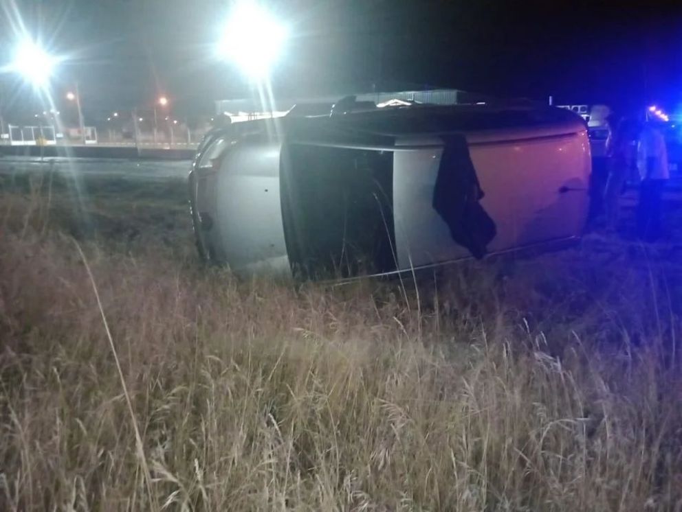 Un auto derrapó y terminó volcado en plena madrugada