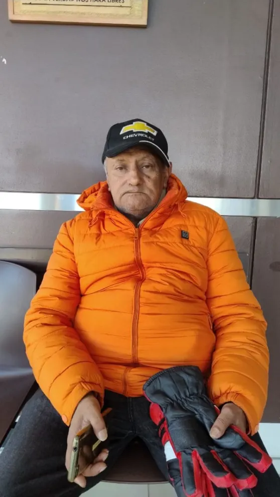 Un jubilado pide ayuda para llegar a Caleta Olivia