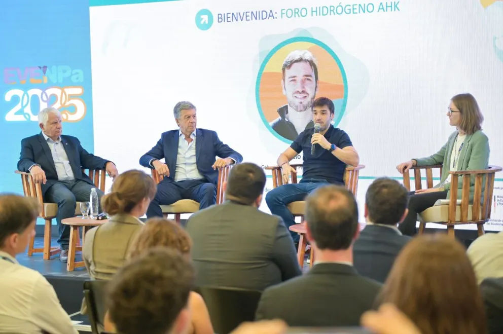 El gobernador Ignacio Torres durante su exposición en el Foro de Hidrógeno Verde de EVENPa 2025 en Puerto Madryn.