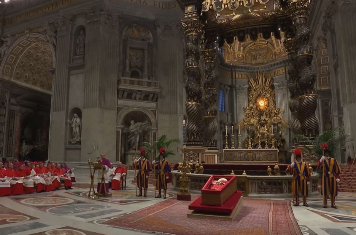 Cómo fue el rito del cierre del féretro del papa Francisco en San Pedro y qué objetos eligió para ser enterrado con ellos