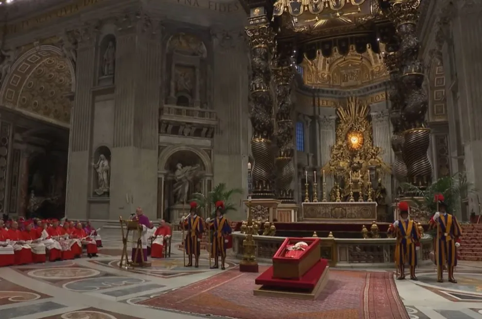 Cómo fue el rito del cierre del féretro del papa Francisco en San Pedro y qué objetos eligió para ser enterrado con ellos