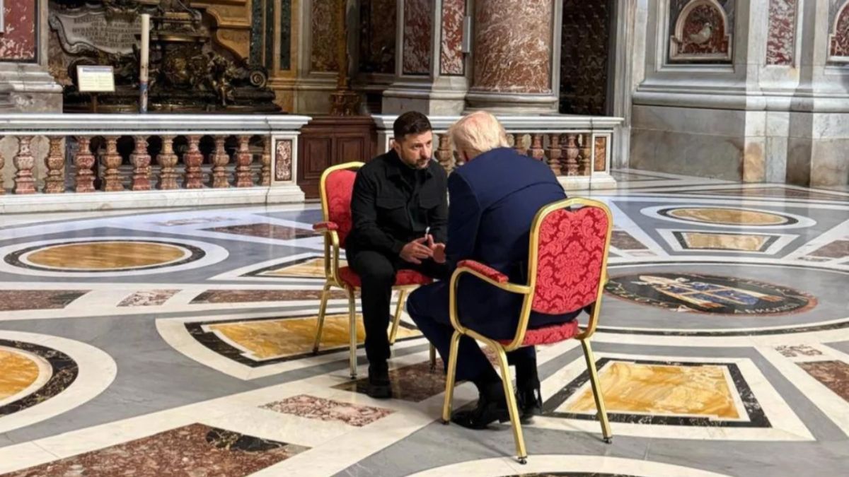 Zelenski tras reunirse con Trump en el Vaticano: "Esperamos un alto el fuego total y una paz duradera"