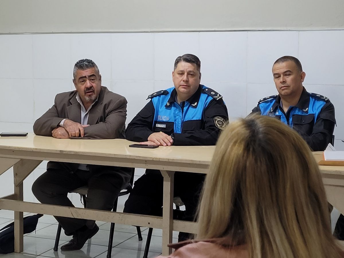 Iturrioz se reunió con vecinos y efectivos policiales de zona sur para interiorizar en temas que hacen a la seguridad.