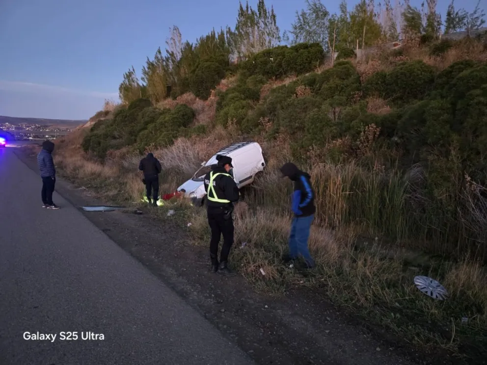Volcó un vehículo tras intentar esquivar un caballo