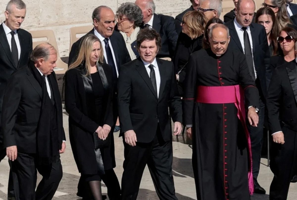 Milei regresó al país tras participar de los funerales del Papa Francisco y reunirse con Giorgia Meloni